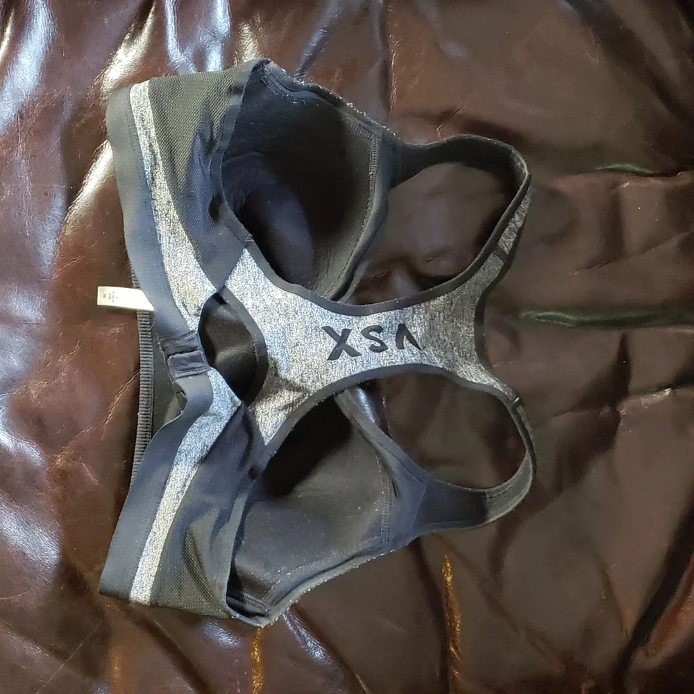 38D Victoria Secret sports bra - Picture 2 of 4